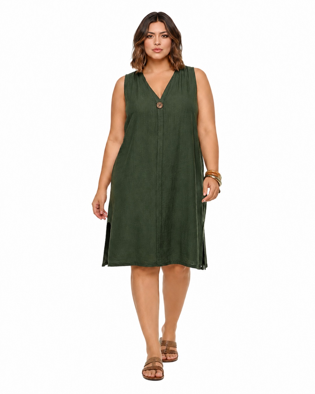 Vestido Menorca: vestido de diario corto sin mangas color verde en viscosa texturizada con cuello en pico, botón de madera y aberturas laterales de Quiles_Shop.