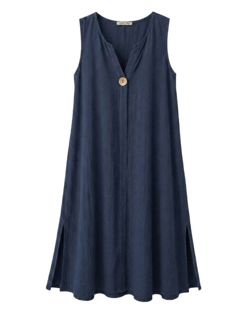 Vestido Menorca: vestido midi de tirantes anchos en tono verde caqui para mujeres reales de tallas curvy con escote en pico, botón de madera decorativo y costura central vertical de Quiles_Shop.
