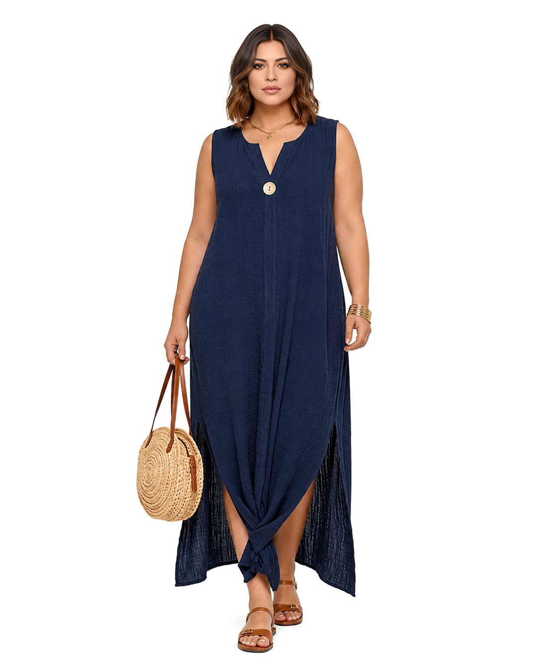 Vestido Menorca: vestido midi de tirantes anchos en tono verde caqui para mujeres reales de tallas curvy con escote en pico, botón de madera decorativo y costura central vertical de Quiles_Shop.