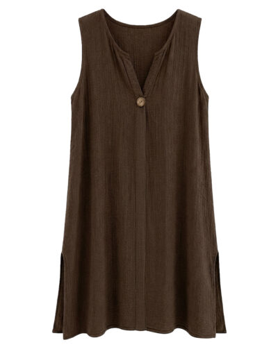 Vestido Menorca: vestido de diario corto sin mangas color marrón en viscosa texturizada con cuello en pico, botón de madera y aberturas laterales de Quiles_Shop.