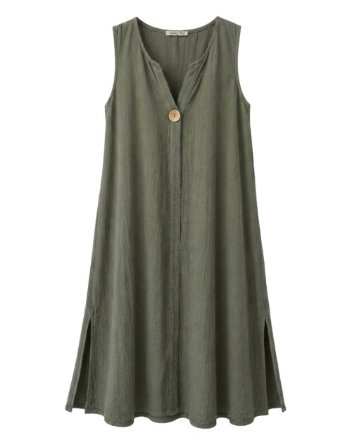 Vestido Menorca: vestido midi de tirantes anchos en tono verde caqui para mujeres reales de tallas curvy con escote en pico, botón de madera decorativo y costura central vertical de Quiles_Shop.
