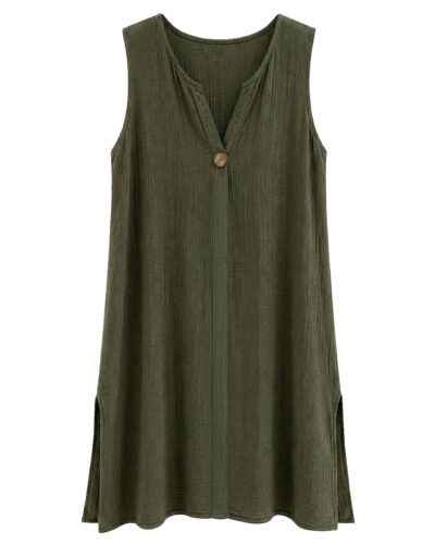 Vestido Menorca: vestido de diario corto sin mangas color verde en viscosa texturizada con cuello en pico, botón de madera y aberturas laterales de Quiles_Shop.
