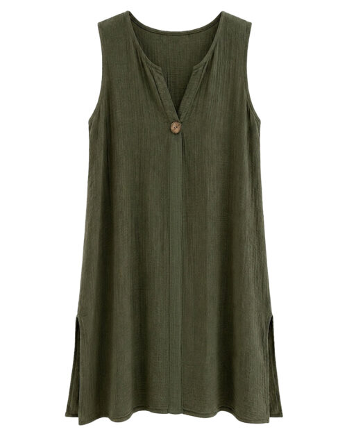 Vestido Menorca: vestido de diario corto sin mangas color verde en viscosa texturizada con cuello en pico, botón de madera y aberturas laterales de Quiles_Shop.