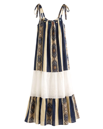 Vestido Nómada: vestido largo de estilo bohemio con rayas verticales azul marino y beige, tirantes ajustables y detalle de encaje blanco de Quiles_Shop.