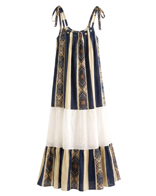 Vestido Nómada: vestido largo de estilo bohemio con rayas verticales azul marino y beige, tirantes ajustables y detalle de encaje blanco de Quiles_Shop.