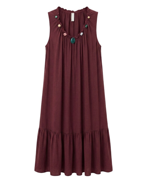 Vestido Origen: vestido de diario largo sin mangas color burdeos con cuello fruncido decorado con piedras y volante en el bajo de Quiles_Shop.