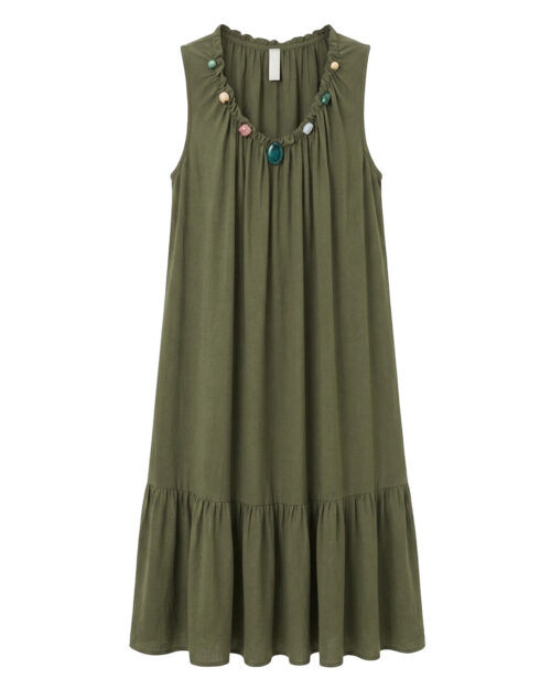 Vestido Origen: vestido de diario largo sin mangas color verde con cuello fruncido decorado con piedras y volante en el bajo de Quiles_Shop.