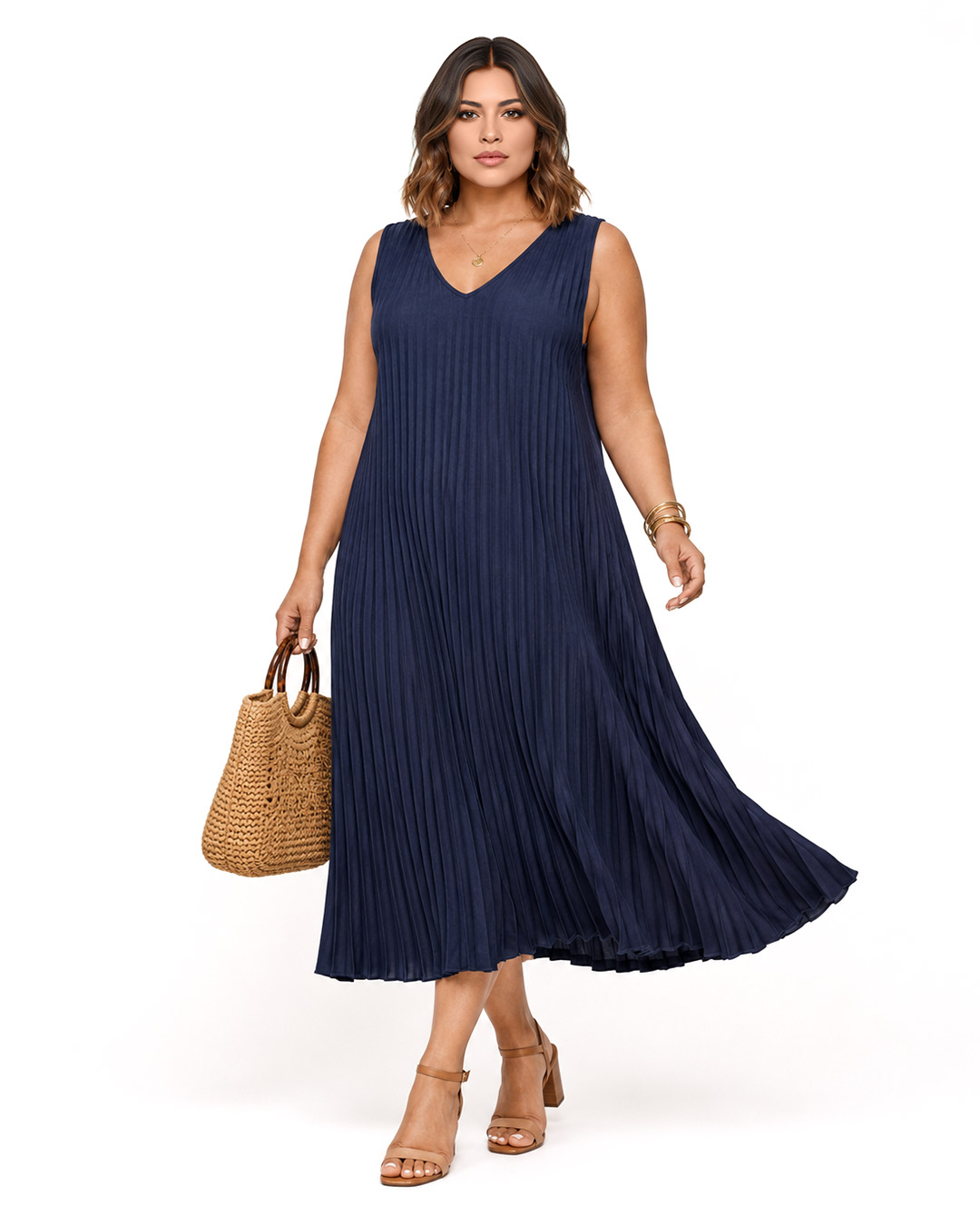 Vestido Plisado: vestido midi de tejido suelto con pliegues para mujeres reales de tallas curvy con escote en pico, diseño sin mangas y corte en diagonal de Quiles_Shop.