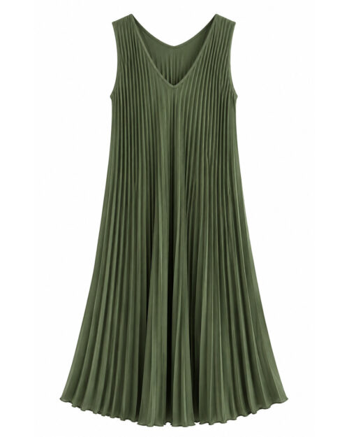 Vestido Plisado: vestido midi de tejido suelto con pliegues para mujeres reales de tallas curvy con escote en pico, diseño sin mangas y corte en diagonal de Quiles_Shop.