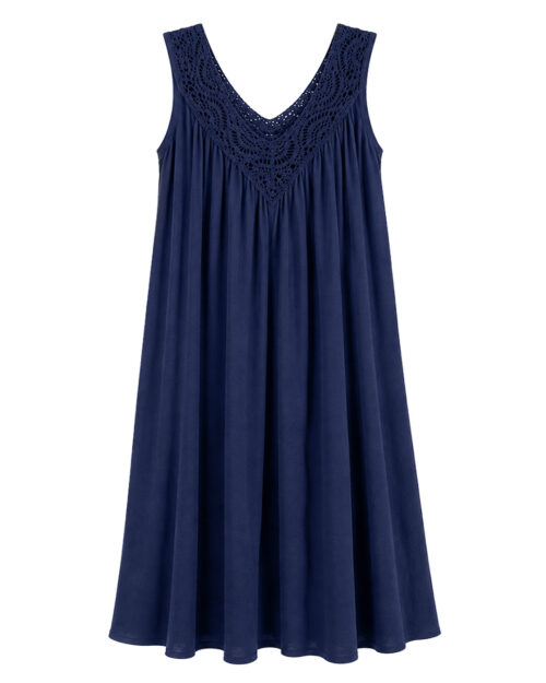 Vestido Resort: vestido midi suelto de tejido fluido de viscosa para mujeres reales de tallas curvy con escote en pico de guipur calado, tirante ancho y pequeños pliegues de Quiles_Shop.