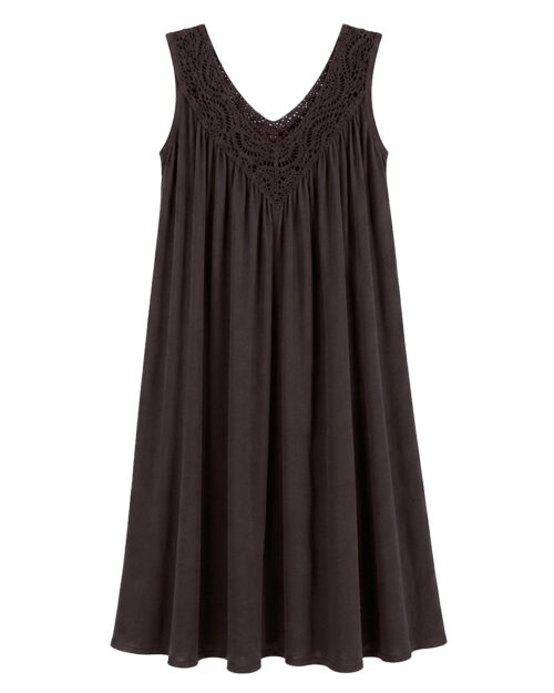Vestido Resort: vestido midi suelto de tejido fluido de viscosa para mujeres reales de tallas curvy con escote en pico de guipur calado, tirante ancho y pequeños pliegues de Quiles_Shop.