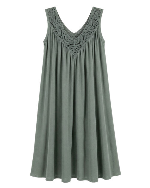 Vestido Resort: vestido midi suelto de tejido fluido de viscosa para mujeres reales de tallas curvy con escote en pico de guipur calado, tirante ancho y pequeños pliegues de Quiles_Shop.
