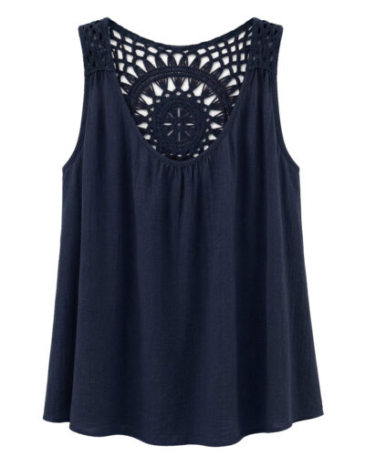 Blusa Ibicenca: blusa sin mangas de tejido fluido de algodón y viscosa para mujeres reales de tallas curvy con escote redondo, pliegues delanteros y espectacular espalda de crochet calado de Quiles_Shop.