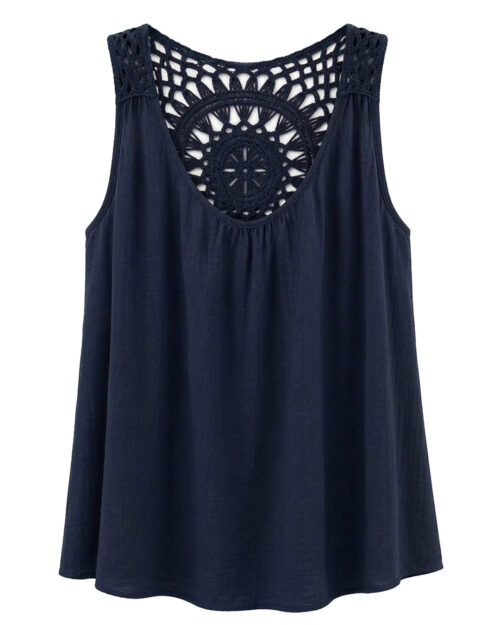 Blusa Ibicenca: blusa sin mangas de tejido fluido de algodón y viscosa para mujeres reales de tallas curvy con escote redondo, pliegues delanteros y espectacular espalda de crochet calado de Quiles_Shop.