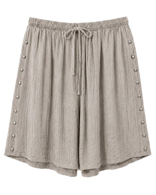 Bermuda Tachas: bermuda de diario color beige en tejido suave con textura, bolsillos, cintura elástica con cordón y detalles de tachuelas laterales de Quiles_Shop.