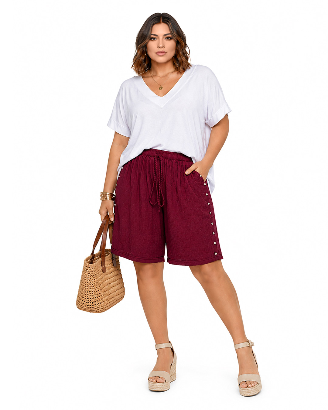 Bermuda Tachas: bermuda de diario color burdeos en tejido suave con textura, bolsillos, cintura elástica con cordón y detalles de tachuelas laterales de Quiles_Shop.
