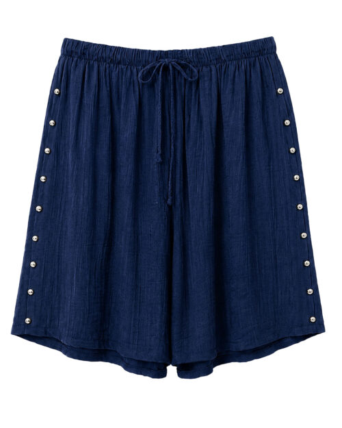 Bermuda Tachas: bermuda de diario color marino en tejido suave con textura, bolsillos, cintura elástica con cordón y detalles de tachuelas laterales de Quiles_Shop.