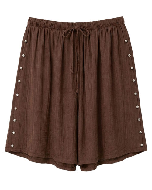 Bermuda Tachas: bermuda de diario color marrón en tejido suave con textura, bolsillos, cintura elástica con cordón y detalles de tachuelas laterales de Quiles_Shop.