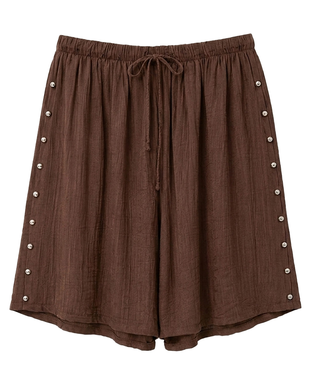 Bermuda Tachas: bermuda de diario color marrón en tejido suave con textura, bolsillos, cintura elástica con cordón y detalles de tachuelas laterales de Quiles_Shop.
