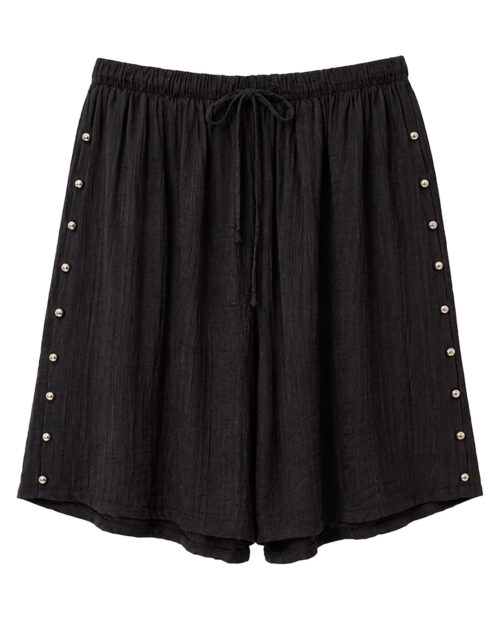 Bermuda Tachas: bermuda de diario color negro en tejido suave con textura, bolsillos, cintura elástica con cordón y detalles de tachuelas laterales de Quiles_Shop.