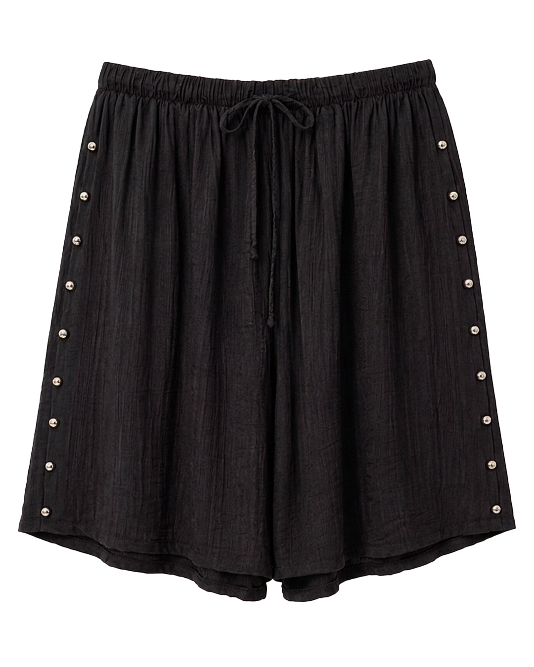 Bermuda Tachas: bermuda de diario color negro en tejido suave con textura, bolsillos, cintura elástica con cordón y detalles de tachuelas laterales de Quiles_Shop.