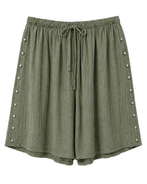 Bermuda Tachas: bermuda de diario color verde en tejido suave con textura, bolsillos, cintura elástica con cordón y detalles de tachuelas laterales de Quiles_Shop.