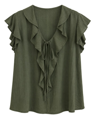 Blusa Volantes Glam: blusa de vestir color verde kaki en suave viscosa fluida con maxivolante en el escote en pico, cordones y mangas mariposa de Quiles_Shop.