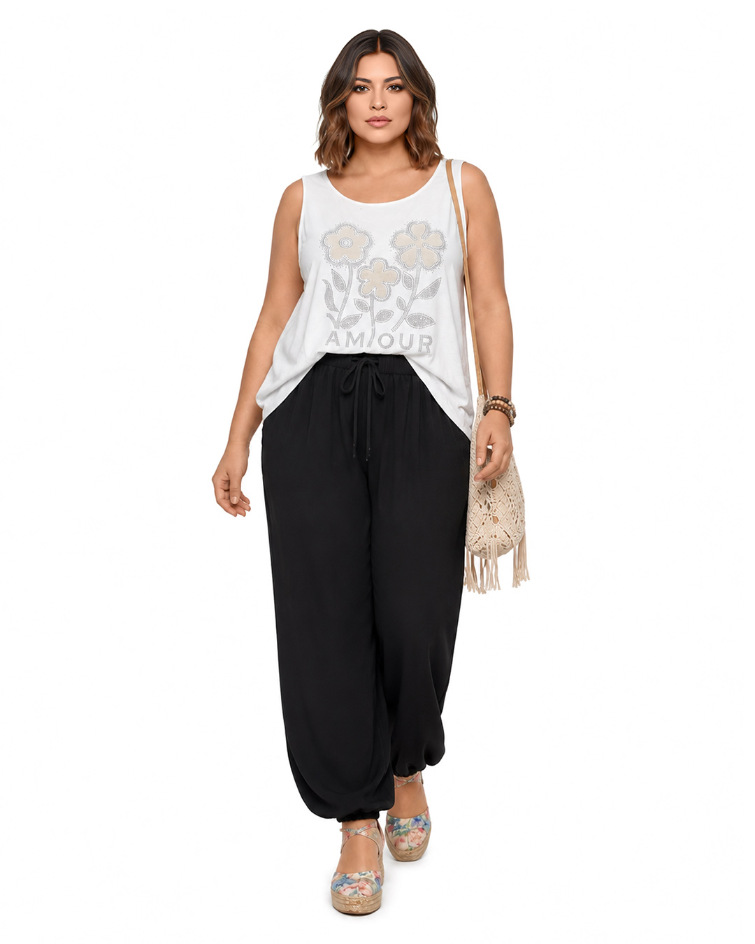 Camiseta Amour: camiseta de tirante ancho para mujeres reales de tallas curvy con estampado floral de strass, letras Amour y abertura trasera en Quiles_Shop.