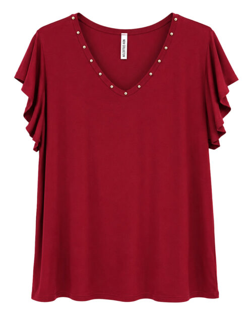 Camiseta Tachas: camiseta color burdeos con escote en pico adornado con tachuelas esféricas plateadas y manga corta mariposa de Quiles_Shop.