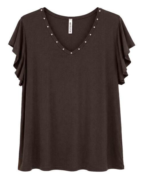 Camiseta Tachas: camiseta color marrón con escote en pico adornado con tachuelas esféricas plateadas y manga corta mariposa de Quiles_Shop.