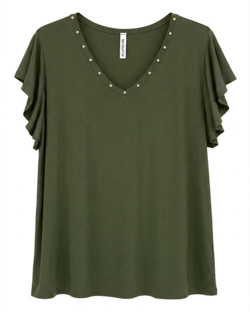 Camiseta Tachas: camiseta color verde con escote en pico adornado con tachuelas esféricas plateadas y manga corta mariposa de Quiles_Shop.