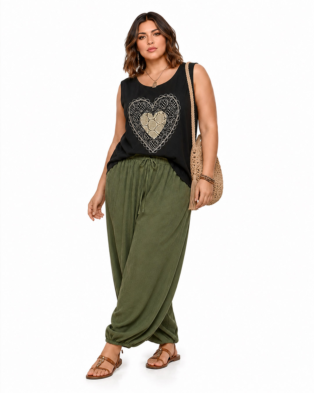 Camiseta Trevi: camiseta de diario sin mangas color negro en viscosa fluida con estampado de corazón en encaje troquelado y tachuelas brillantes de Quiles_Shop.