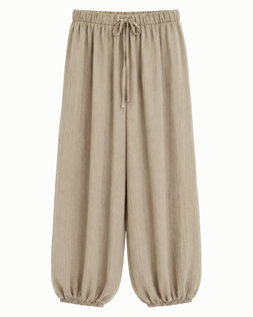 Pantalón Bombacho Ibiza: pantalón holgado beige en tejido fluido de viscosa elástica con cintura y tobillos elásticos de Quiles_Shop.