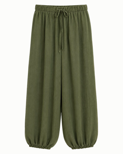 Pantalón Bombacho Ibiza: pantalón holgado verde en tejido fluido de viscosa elástica con cintura y tobillos elásticos de Quiles_Shop.