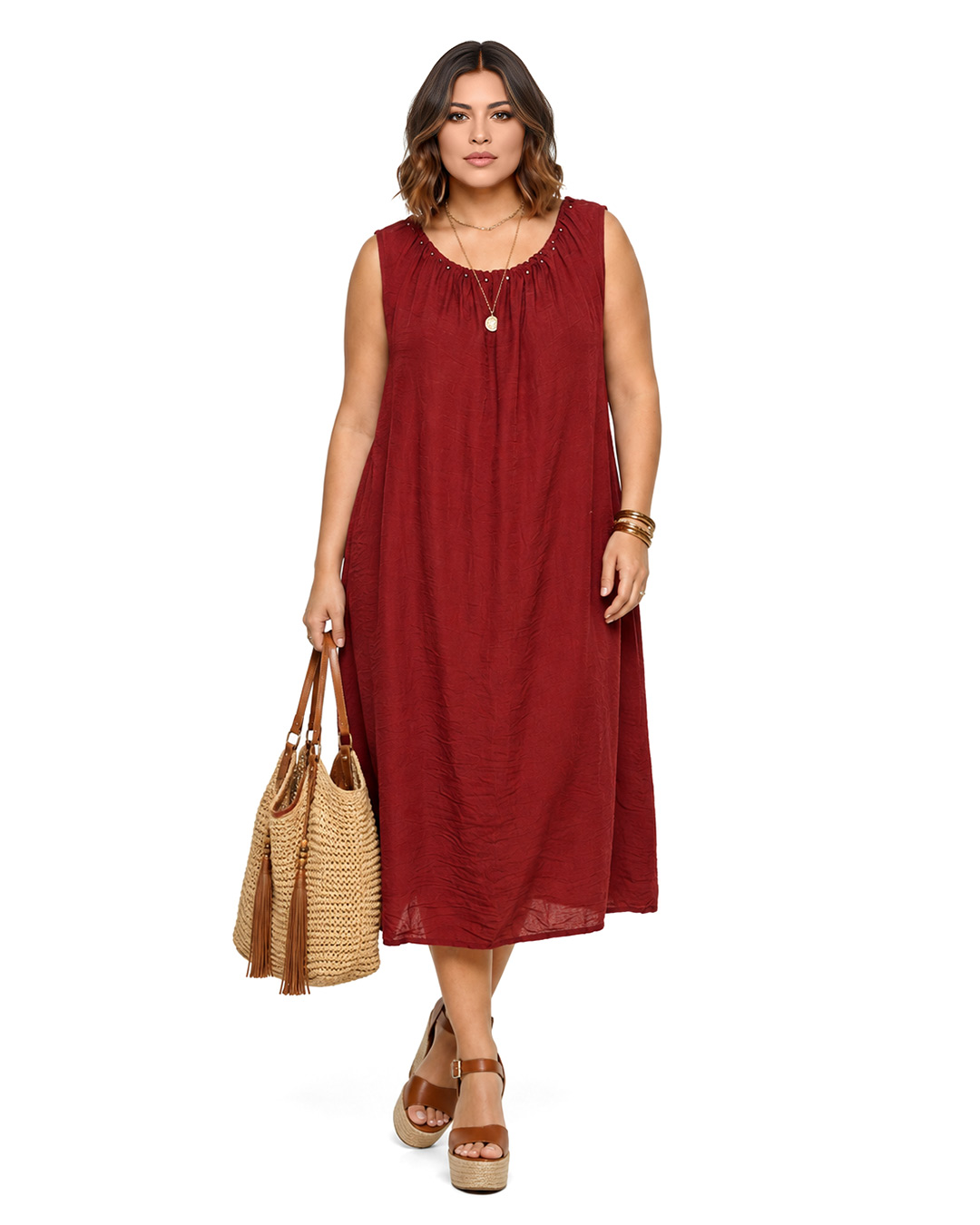 Vestido Arizona: vestido sin mangas color burdeos con cuello fruncido decorado con tachas plateadas de Quiles_Shop.