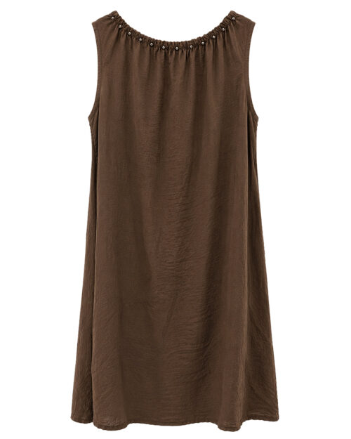 Vestido Arizona: vestido sin mangas color marrón con cuello fruncido decorado con tachas plateadas de Quiles_Shop.