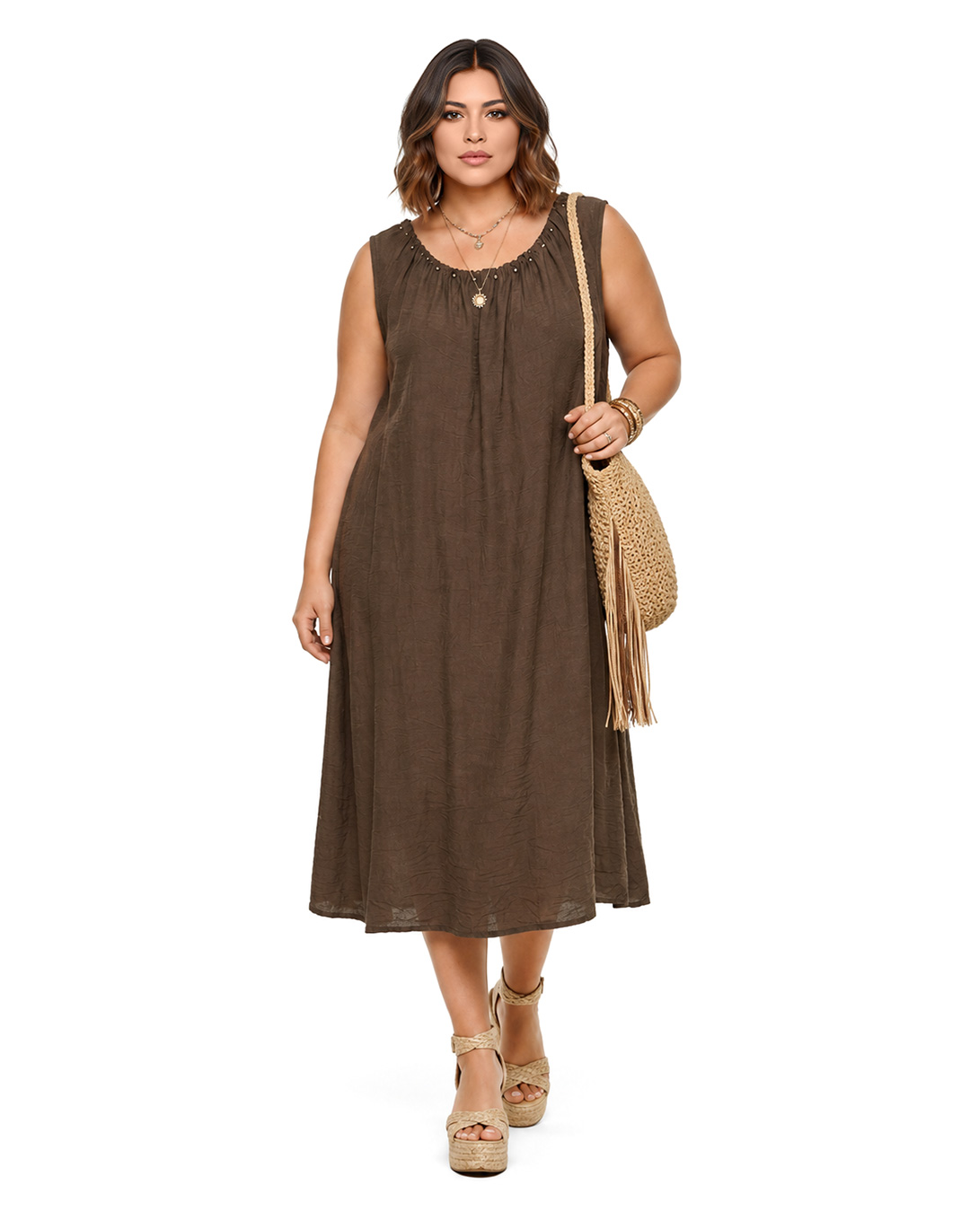 Vestido Arizona: vestido sin mangas color marrón con cuello fruncido decorado con tachas plateadas de Quiles_Shop.