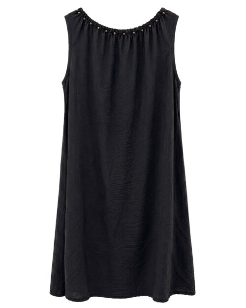 Vestido Arizona: vestido sin mangas color negro con cuello fruncido decorado con tachas plateadas de Quiles_Shop.