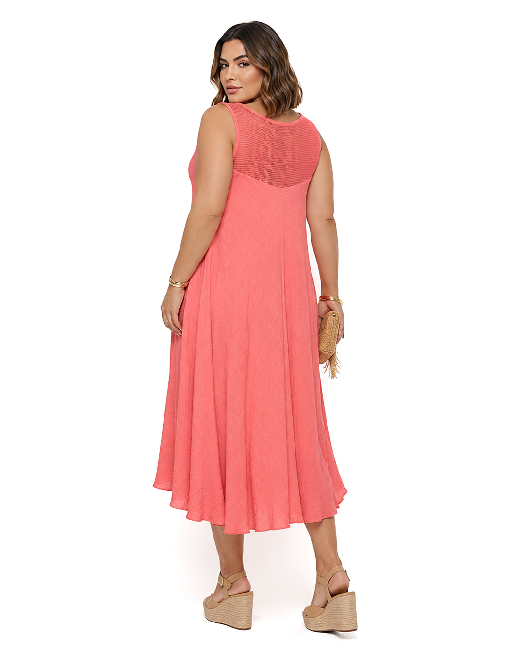 Vestido Calado: vestido de color coral sin mangas en viscosa con textura arrugada y espalda con canesú de rejilla calada de Quiles_Shop.