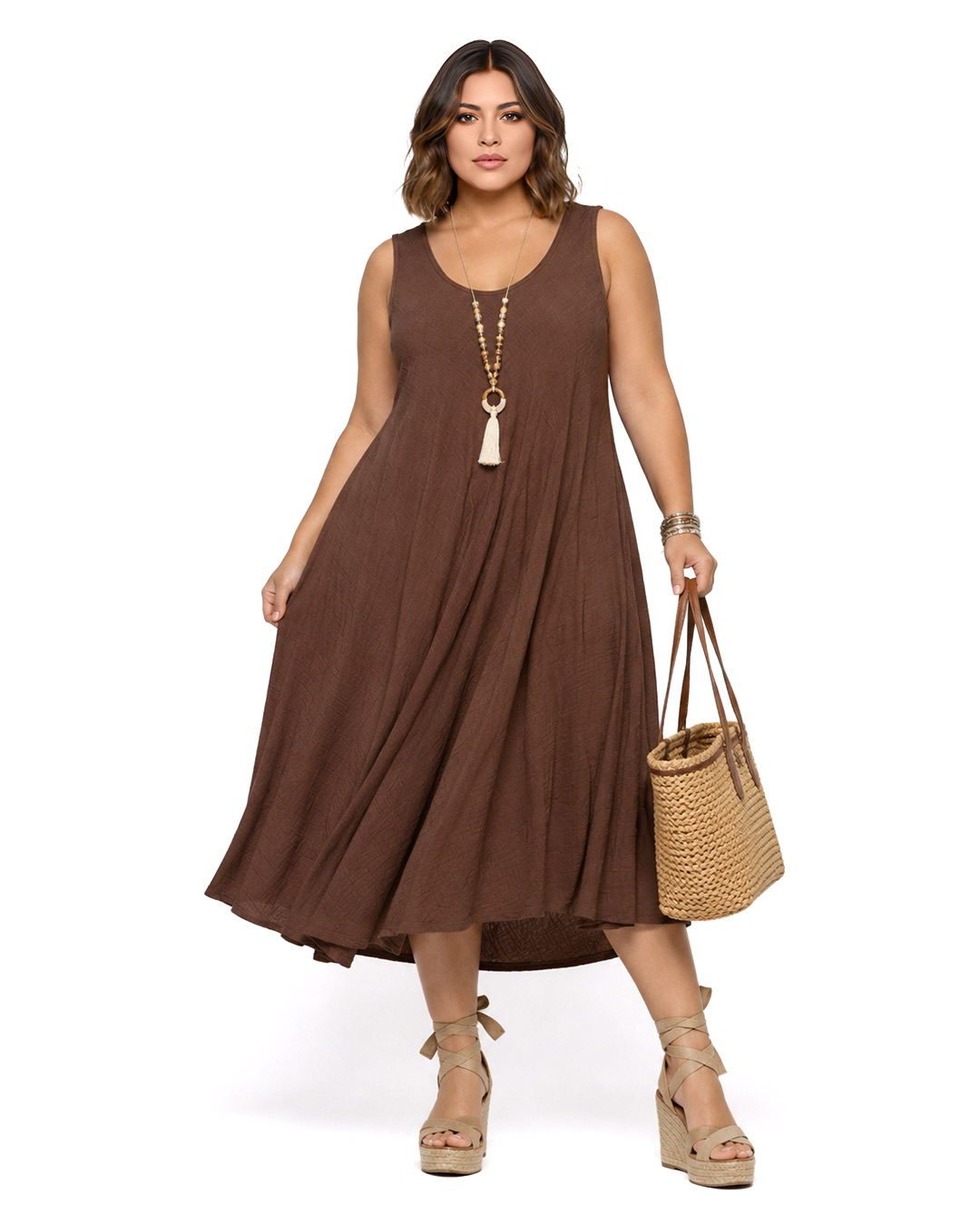 Vestido Calado: vestido de color marrón sin mangas en viscosa con textura arrugada y espalda con canesú de rejilla calada de Quiles_Shop.