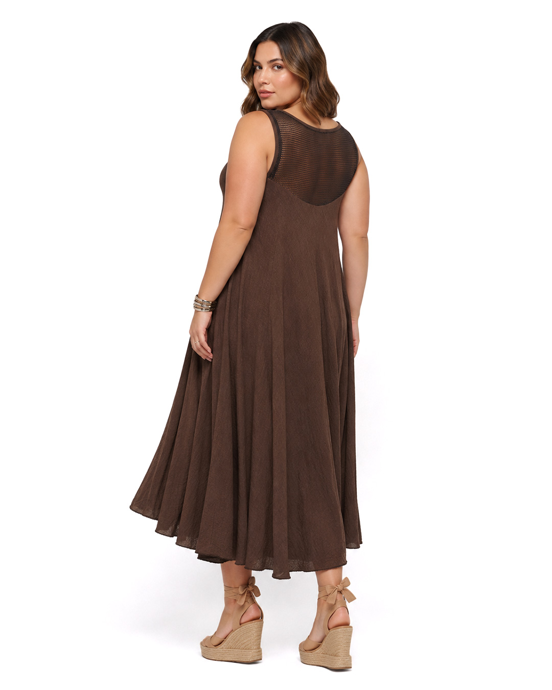 Vestido Calado: vestido de color marrón sin mangas en viscosa con textura arrugada y espalda con canesú de rejilla calada de Quiles_Shop.