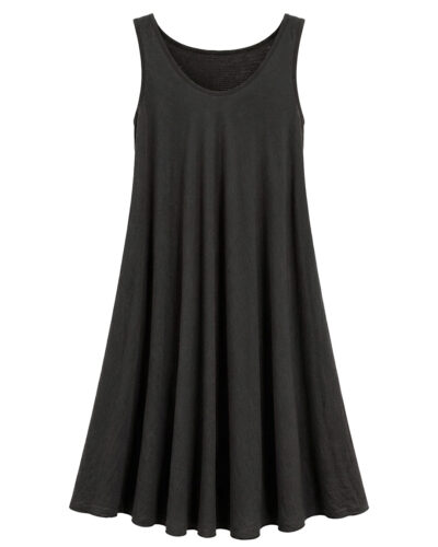 Vestido Calado: vestido de color negro sin mangas en viscosa con textura arrugada y espalda con canesú de rejilla calada de Quiles_Shop.