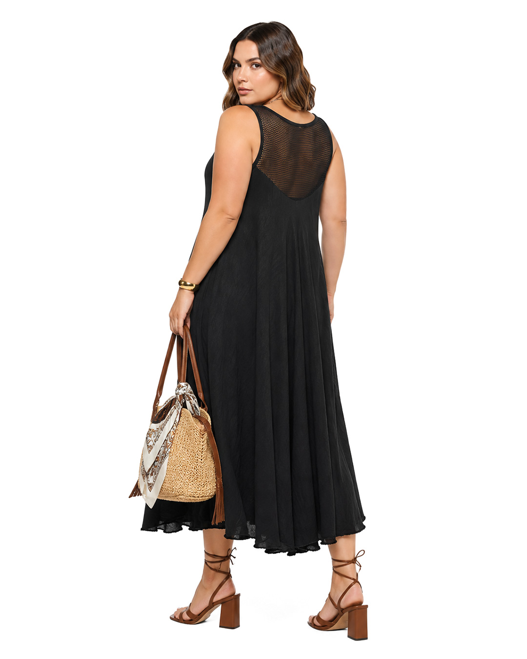 Vestido Calado: vestido de color negro sin mangas en viscosa con textura arrugada y espalda con canesú de rejilla calada de Quiles_Shop.