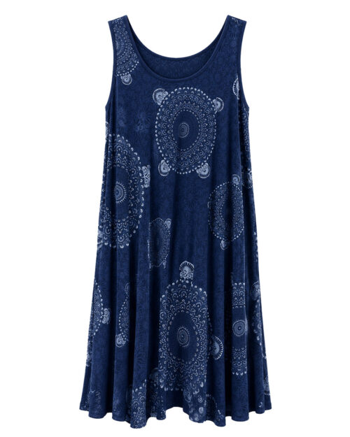 Vestido Eclipse: vestido largo de tirantes anchos en viscosa fluida con estampado de mandalas circulares en gris sobre fondo oscuro de Quiles_Shop (Imagen generada por IA).