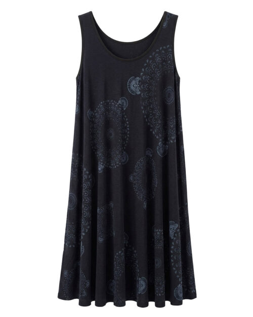 Vestido Eclipse: vestido largo de tirantes anchos en viscosa fluida con estampado de mandalas circulares en gris sobre fondo oscuro de Quiles_Shop (Imagen generada por IA).