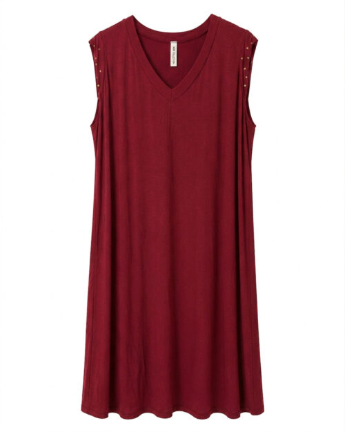 Vestido Lanzarote: vestido de diario color burdeos en suave punto de viscosa elástica, cuello en pico y hombros fruncidos con tachuelas doradas de Quiles_Shop.
