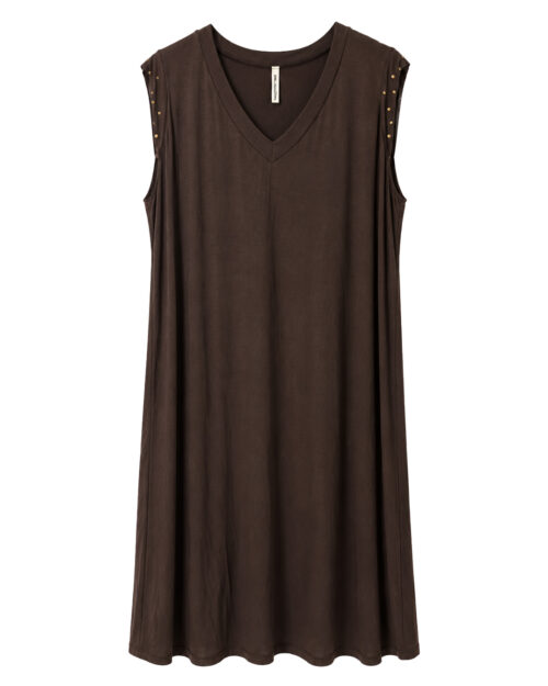 Vestido Lanzarote: vestido de diario color marrón en suave punto de viscosa elástica, cuello en pico y hombros fruncidos con tachuelas doradas de Quiles_Shop.
