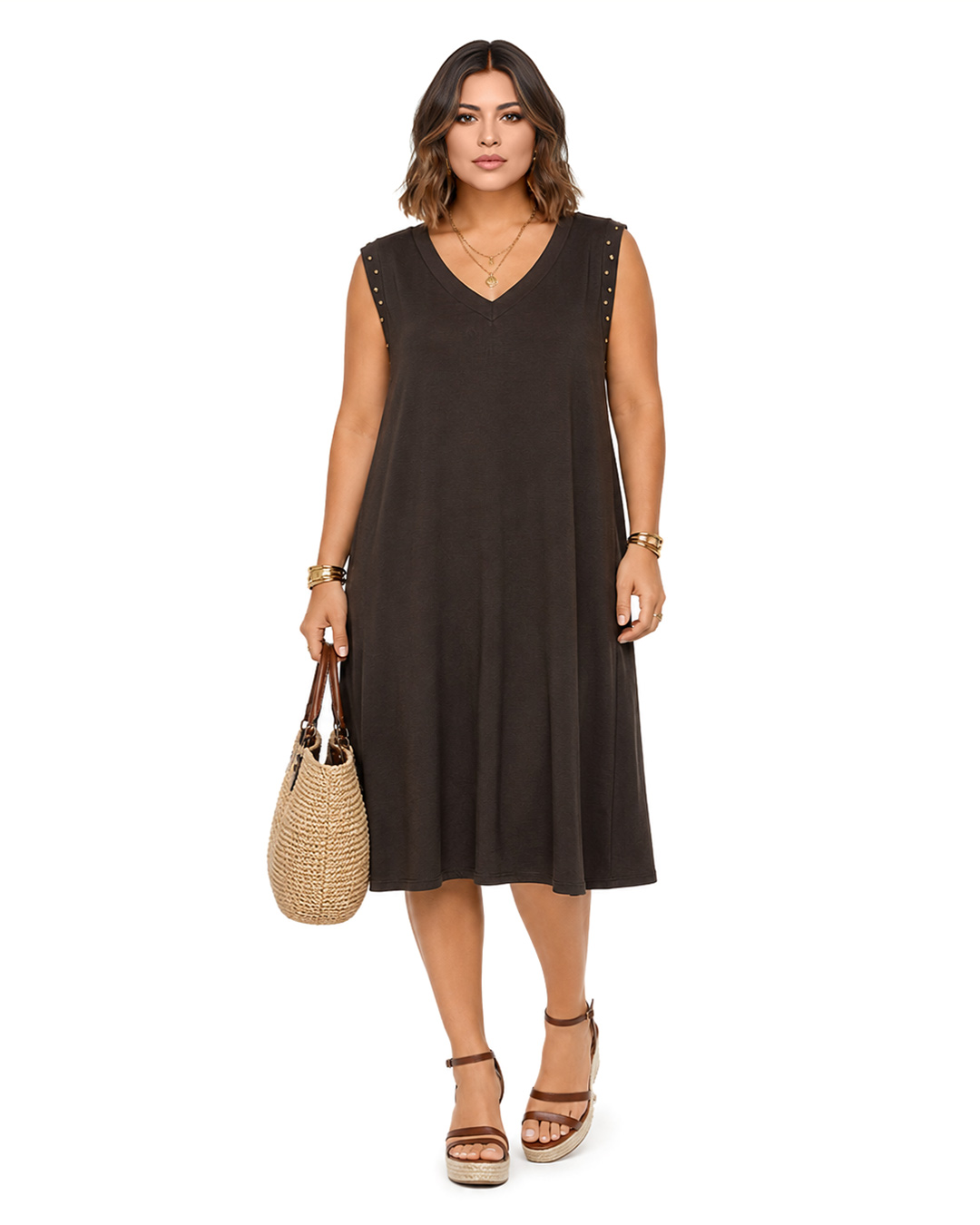 Vestido Lanzarote: vestido de diario color marrón en suave punto de viscosa elástica, cuello en pico y hombros fruncidos con tachuelas doradas de Quiles_Shop.