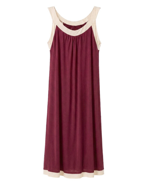 Vestido Milán: vestido largo bicolor en marrón chocolate con cuello y bajo en beige claro de Quiles_Shop (Imagen generada por IA).