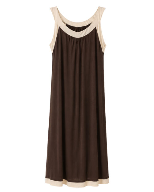 Vestido Milán: vestido largo bicolor en marrón chocolate con cuello y bajo en beige claro de Quiles_Shop (Imagen generada por IA).